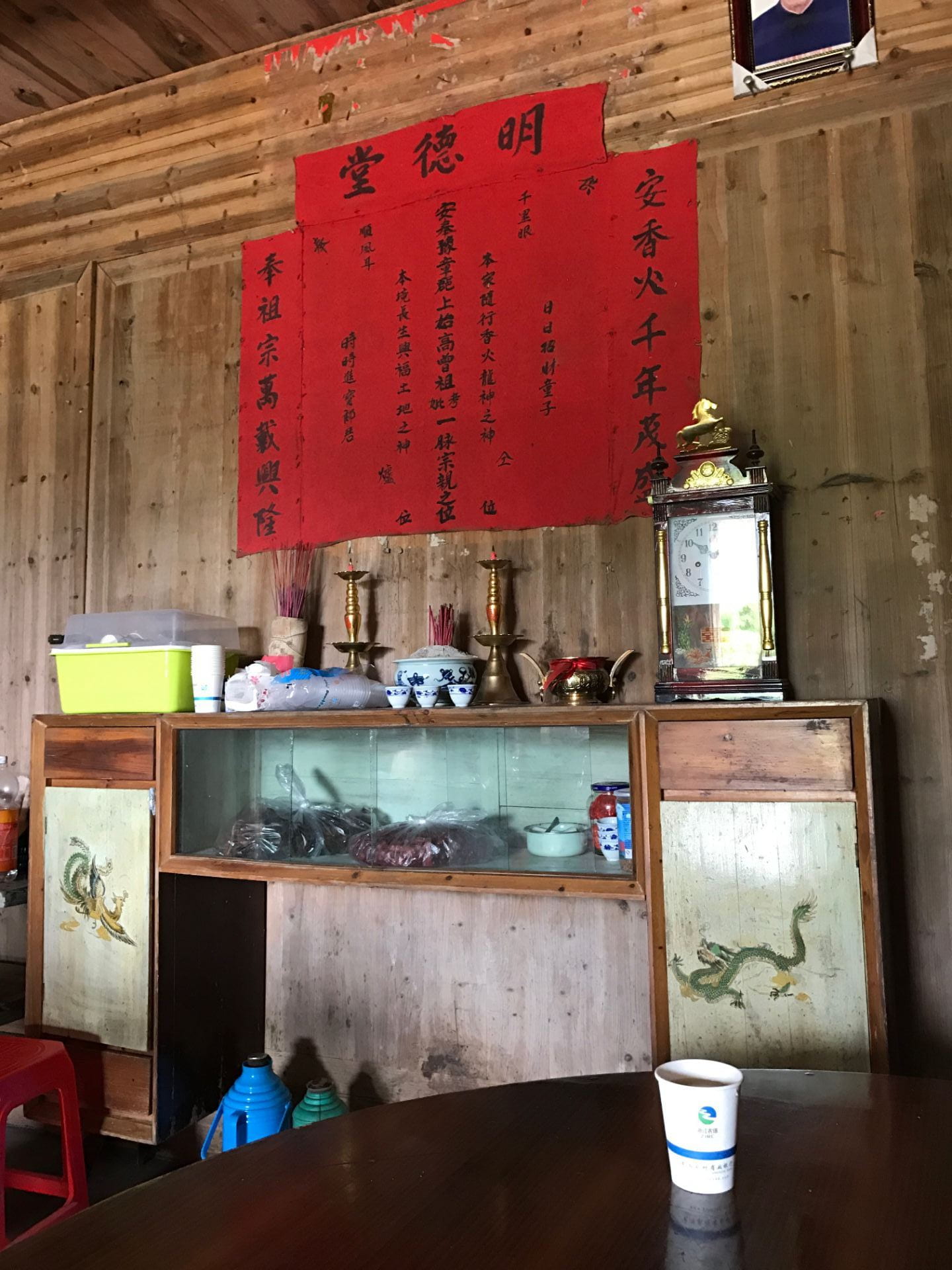 This image shows a distinctive way of venerating ancestors in a geographically isolated village populated by Qing immigrants.